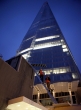 Polka wspina się na wieżowiec w Londynie. Akcja Greenpeace