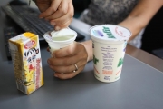 Drugie życie jogurtu, czyli przeterminowane jedzenie wraca na stół [Test naTemat]