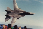Oszałamiająco niski przelot F-14.