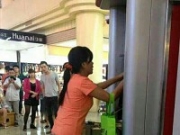 Wściekła Chinka kontra bankomat, który pożarł jej kartę