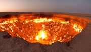 Aktywny krater wulkaniczny okiem drona