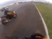 Motocyklista ginie od uderzenia koła, które urwało się z jadącego samochodu