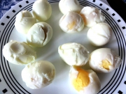 Dlaczego niektóre jajka na twardo źle się obierają?