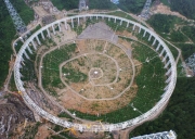 Największy teleskop widziany z perspektywy drona