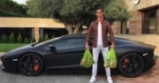 Chciał się pochwalić autem, został pośmiewiskiem internetu. Ronaldo bohaterem memów