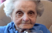 Kobieta skończyła 102 lata wciąż pije wino i pali