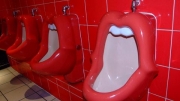 Pisuary w kształcie ust w toalecie poznańskiej siłowni to seksizm?